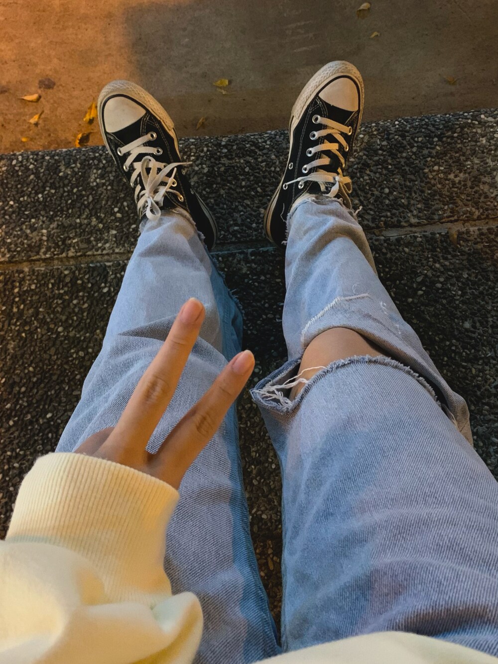 ベージュ系のトップス、ブルー系のデニムパンツ、ベージュ系のスニーカーを着用したレディースの冬コーディネートの2枚目の写真