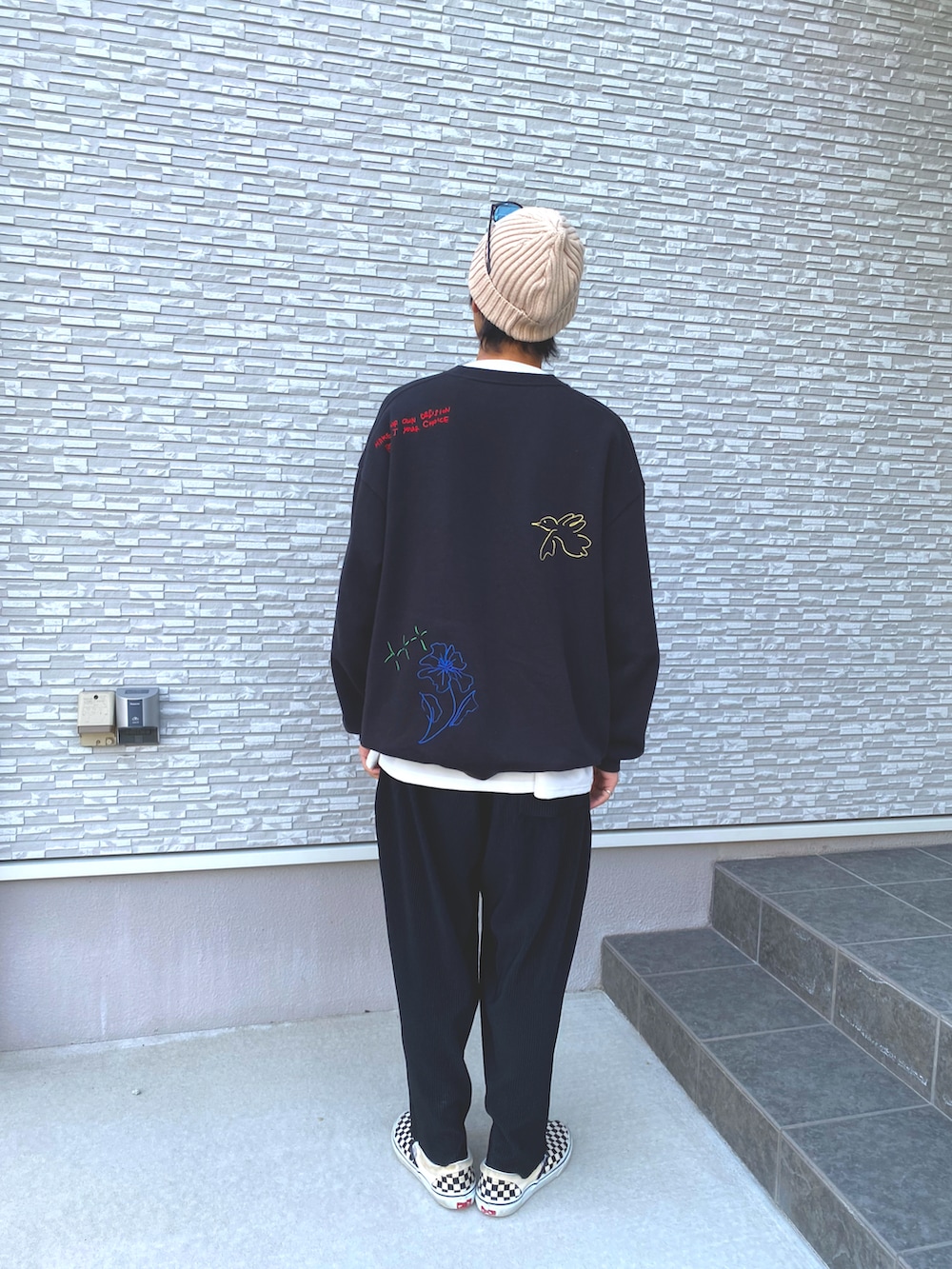 ブラック系のスウェット、ホワイト系のスリッポン、ホワイト系のTシャツ/カットソーを着用したメンズの冬コーディネートの2枚目の写真