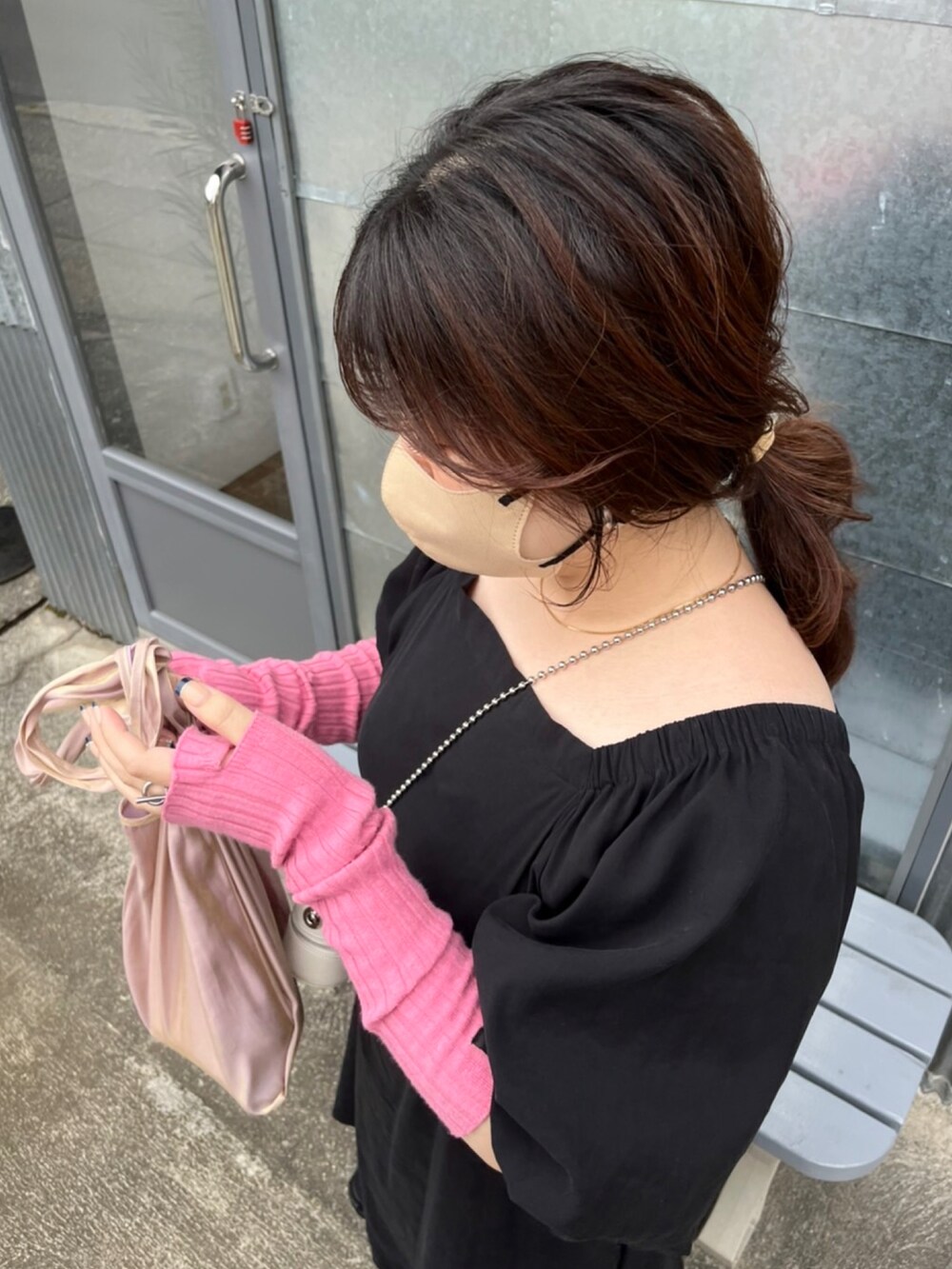 ブラック系のワンピース、ピンク系のエコバッグ/サブバッグ、ブラック系のスニーカーを着用したレディースの夏コーディネートの2枚目の写真