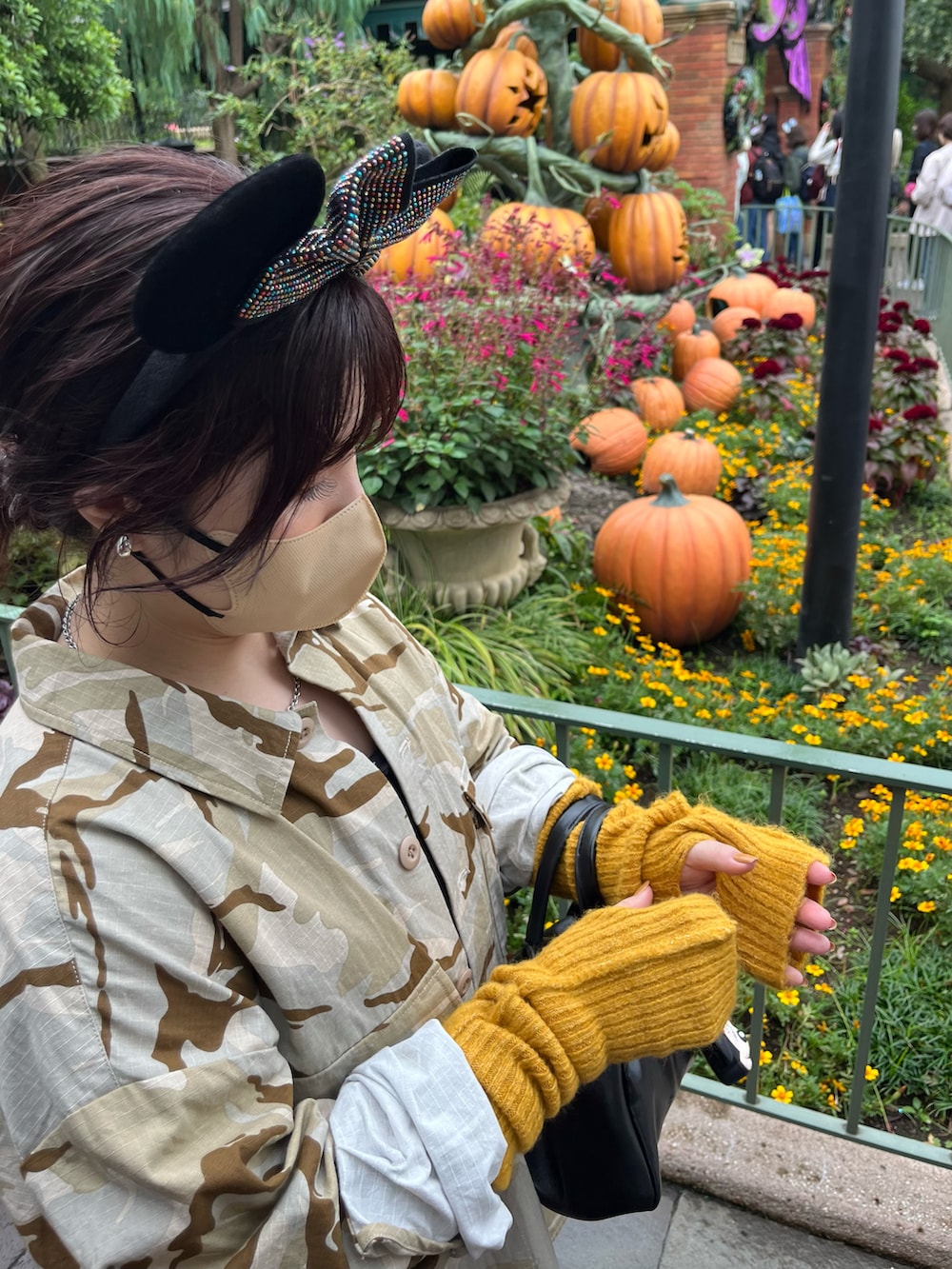 ブラック系のボストンバッグ、ベージュ系のジャケット/アウター、ブラック系のスニーカーを着用したレディースの夏コーディネートの2枚目の写真