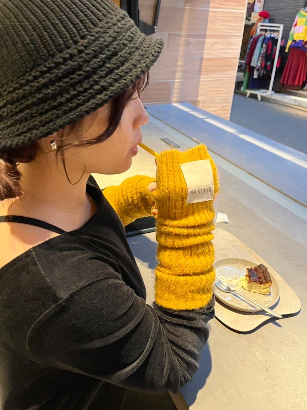 ブラック系のボストンバッグ、ブラック系のワンピース、ブラック系のスニーカーを着用したレディースの夏コーディネートの2枚目の写真