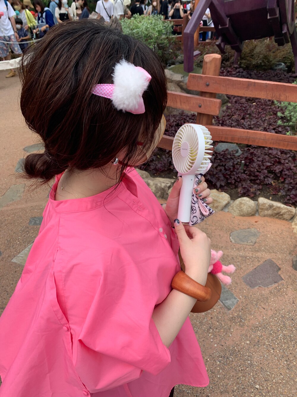 ブラック系のワンピース、ブラック系のサンダル、ピンク系のシャツ/ブラウスを着用したレディースの夏コーディネートの2枚目の写真