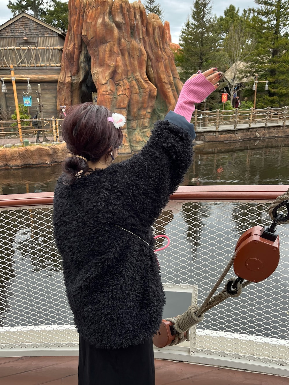 ブラック系のワンピース、ホワイト系のブーツ、ピンク系のショルダーバッグを着用したレディースの夏コーディネートの2枚目の写真