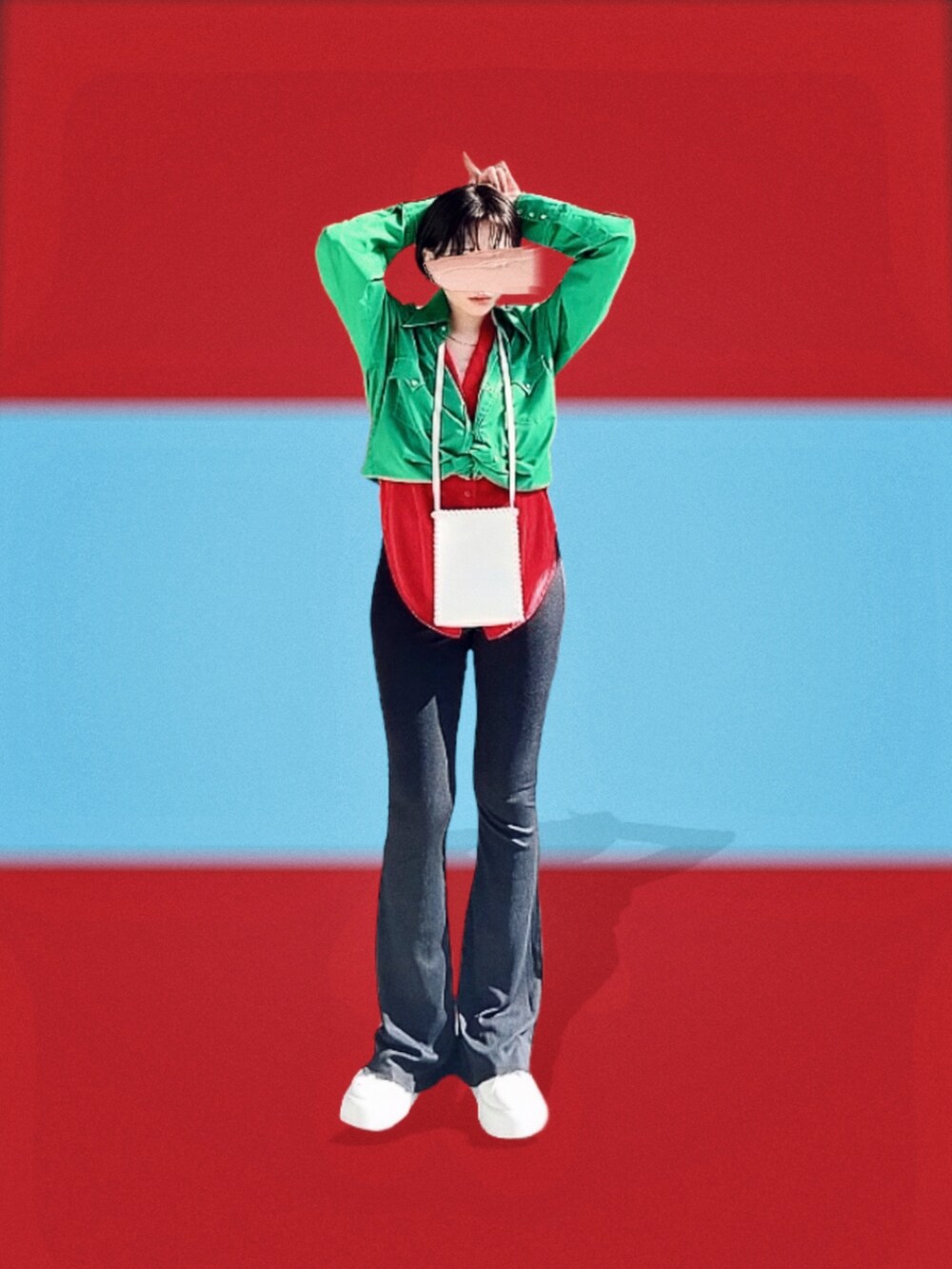 グリーン系のシャツ/ブラウス、レッド系のシャツ/ブラウス、ブラック系のその他パンツを着用したレディースの春コーディネートの2枚目の写真