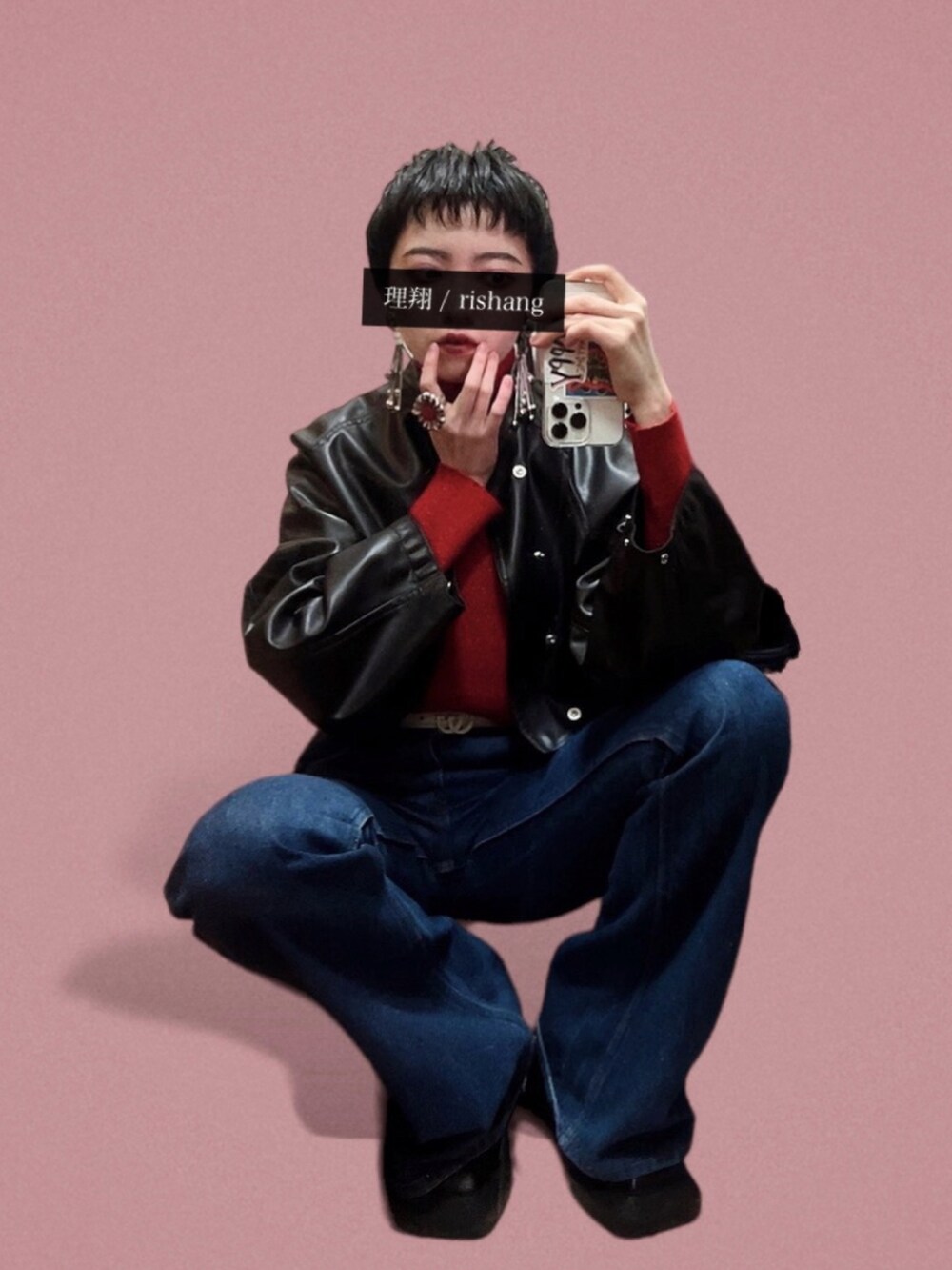 ブルー系のデニムパンツ、ブラック系のその他アウター、レッド系のニット/セーターを着用したレディースの冬コーディネートの2枚目の写真