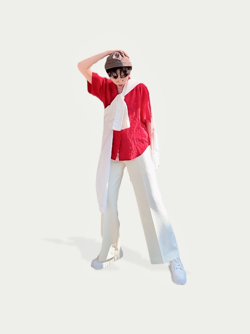 ホワイト系のスニーカー、ホワイト系のその他パンツ、レッド系のシャツ/ブラウスを着用したレディースの春コーディネートの2枚目の写真