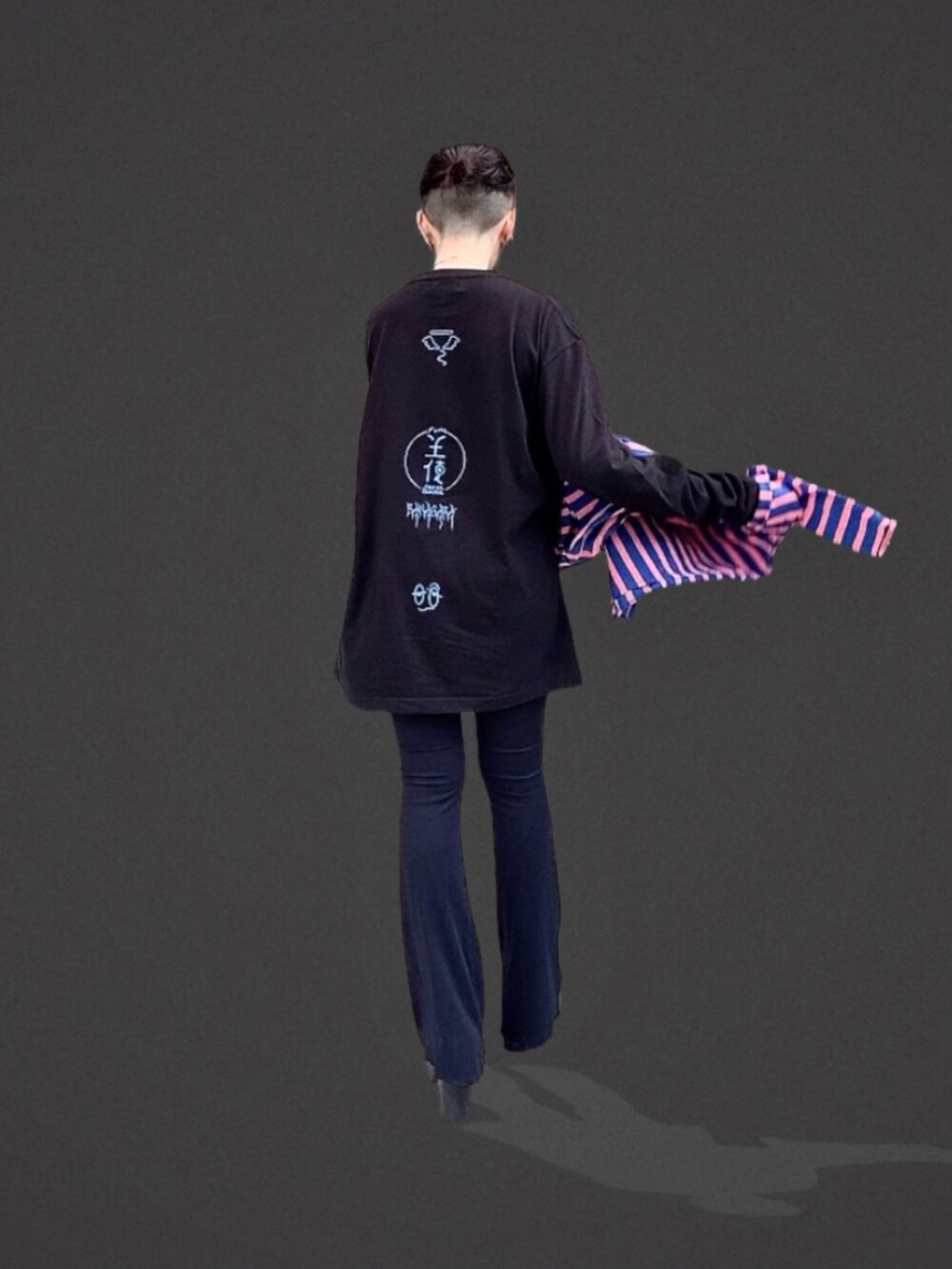 ブラック系のその他パンツ、ブラック系のパンプス、ピンク系のTシャツ/カットソーを着用したレディースの春コーディネートの2枚目の写真