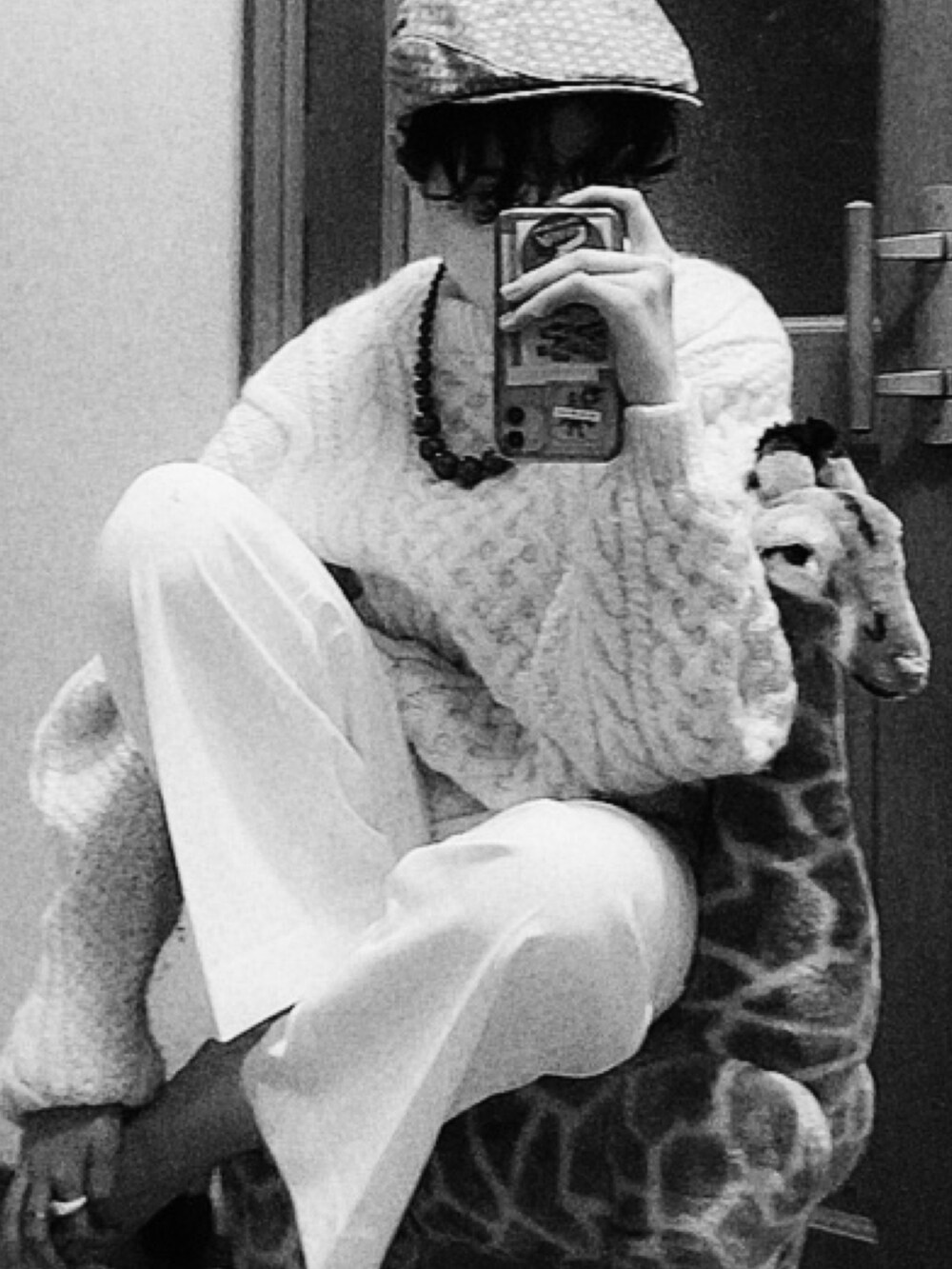 ホワイト系のその他パンツ、ホワイト系のニット/セーター、グリーン系のハンチング/ベレー帽を着用したレディースの冬コーディネートの3枚目の写真