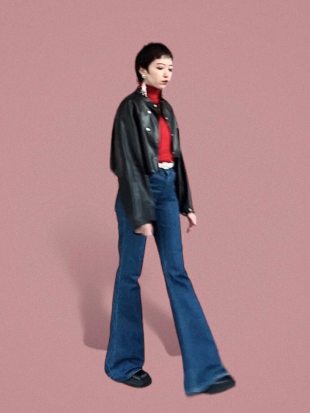 ブルー系のデニムパンツ、ブラック系のその他アウター、レッド系のニット/セーターを着用したレディースの冬コーディネートの3枚目の写真