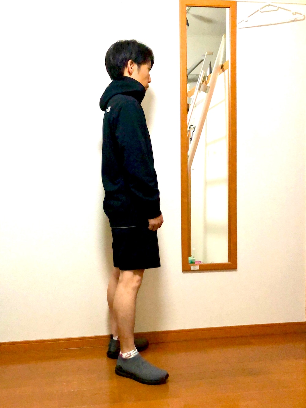 グレー系のスニーカー、ブラック系のその他パンツ、ブラック系のパーカーを着用したメンズの春コーディネートの2枚目の写真