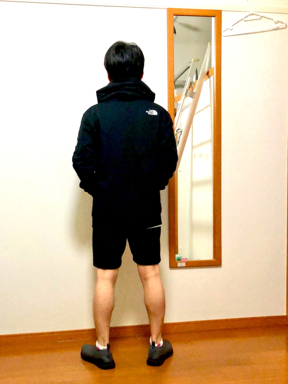 グレー系のスニーカー、ブラック系のその他パンツ、ブラック系のパーカーを着用したメンズの春コーディネートの3枚目の写真