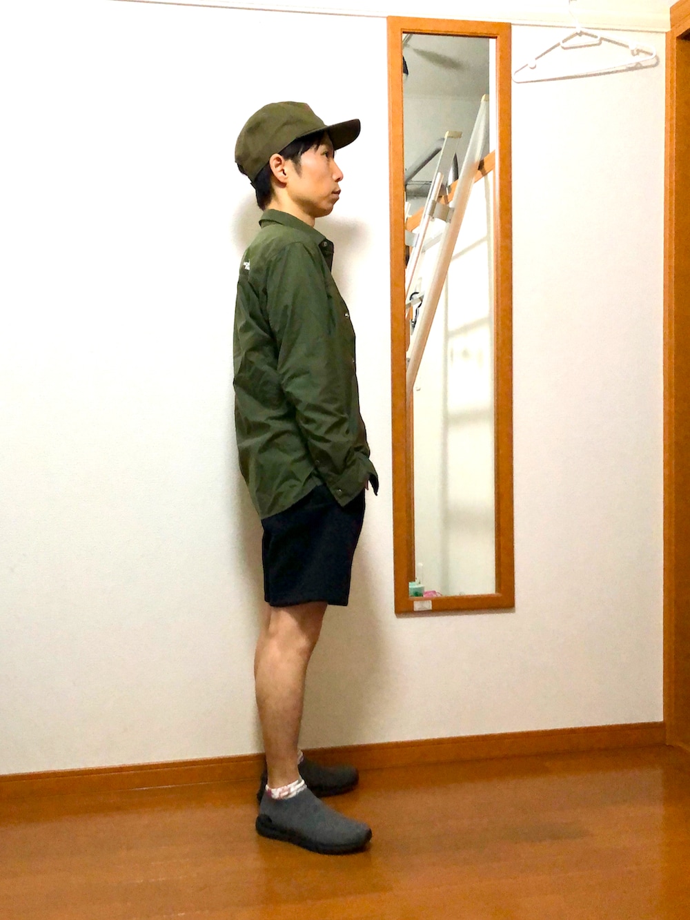 グリーン系のシャツ/ブラウス、ブラック系のその他パンツ、グレー系のスニーカーを着用したメンズの春コーディネートの2枚目の写真