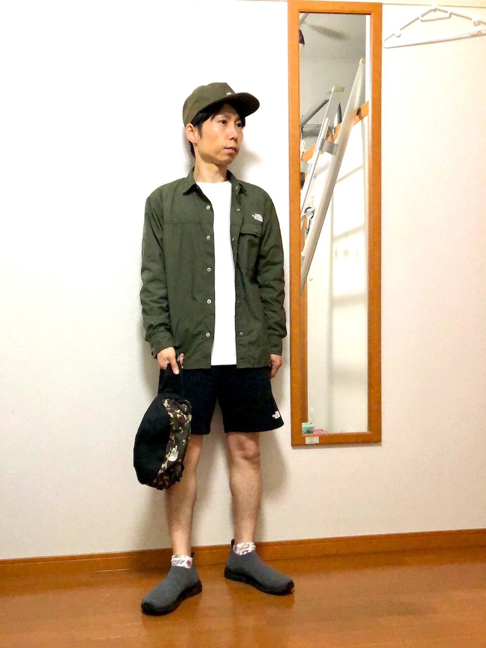グリーン系のシャツ/ブラウス、ブラック系のその他パンツ、グレー系のスニーカーを着用したメンズの春コーディネートの4枚目の写真