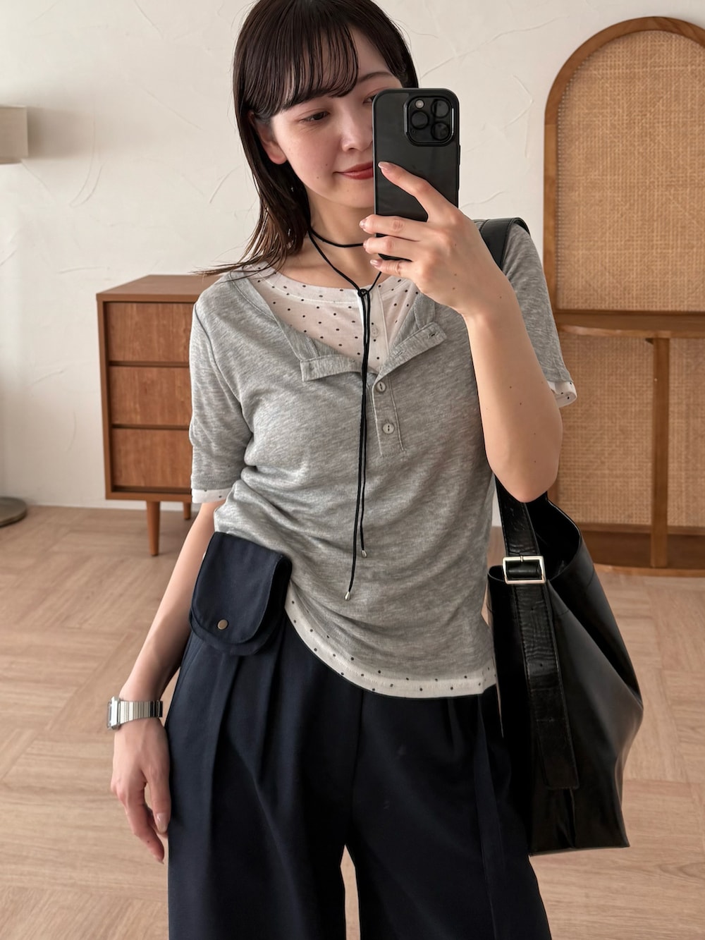 ブルー系のスラックス、グレー系のTシャツ/カットソー、ブラック系のショルダーバッグを着用したレディースの夏コーディネートの2枚目の写真