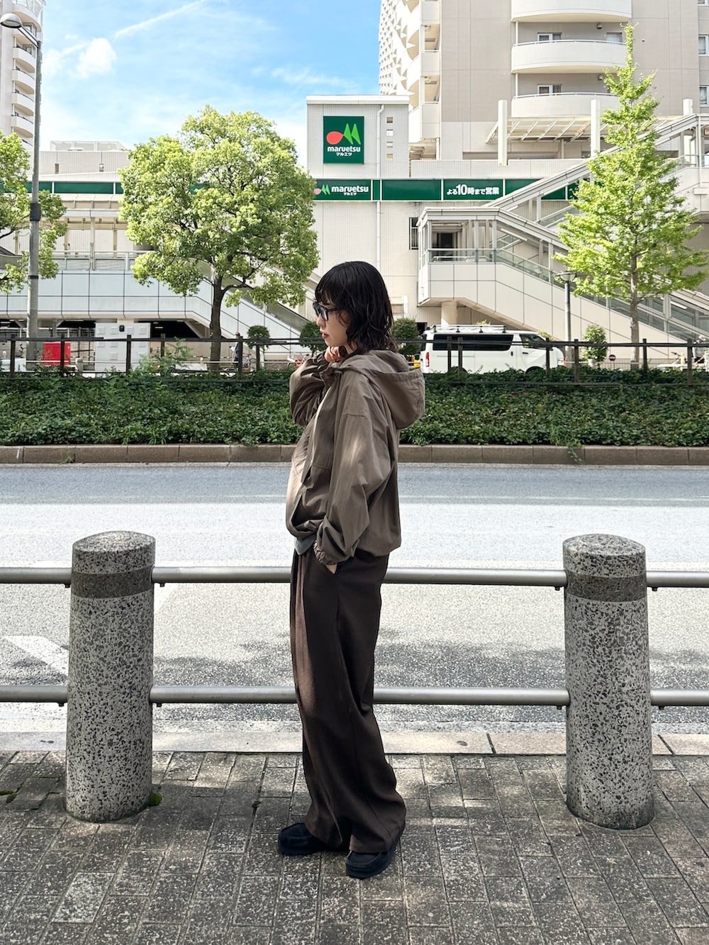 「レイヤードスタイル、アノラックパーカー、秋っぽコーデ更新中、クラークス、大人コーデ、秋先取りコーデ、カジュアルスタイル、ootd、アウトドアスタイル、スラックス、メンズライク、シンプル、秋コーデ」｜「MUHETのステッチ配色アノラックパーカー（パーカー、グリーン系）」を使った、mahoさん（レディース・159cm）の秋コーディネートの2枚目の写真