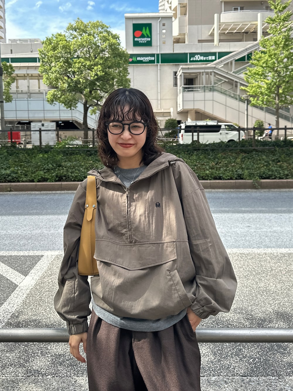 「レイヤードスタイル、アノラックパーカー、秋っぽコーデ更新中、クラークス、大人コーデ、秋先取りコーデ、カジュアルスタイル、ootd、アウトドアスタイル、スラックス、メンズライク、シンプル、秋コーデ」｜「MUHETのステッチ配色アノラックパーカー（パーカー、グリーン系）」を使った、mahoさん（レディース・159cm）の秋コーディネートの4枚目の写真