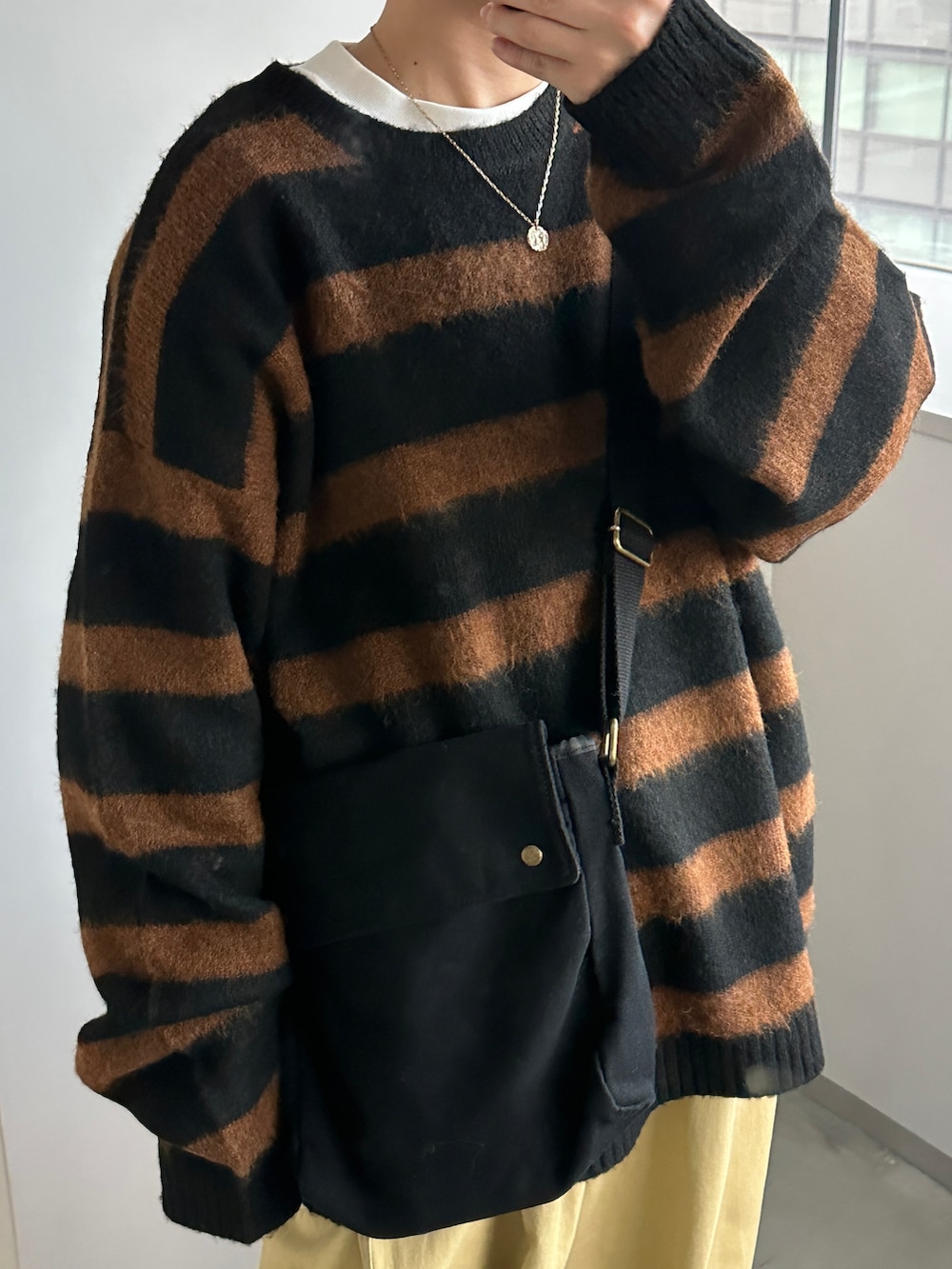 ブラック系のニット/セーターを着用したレディースの冬コーディネートの2枚目の写真