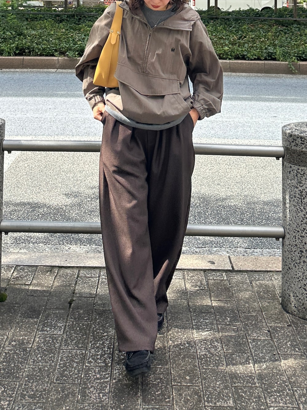 「レイヤードスタイル、アノラックパーカー、秋っぽコーデ更新中、クラークス、大人コーデ、秋先取りコーデ、カジュアルスタイル、ootd、アウトドアスタイル、スラックス、メンズライク、シンプル、秋コーデ」｜「MUHETのステッチ配色アノラックパーカー（パーカー、グリーン系）」を使った、mahoさん（レディース・159cm）の秋コーディネートの3枚目の写真