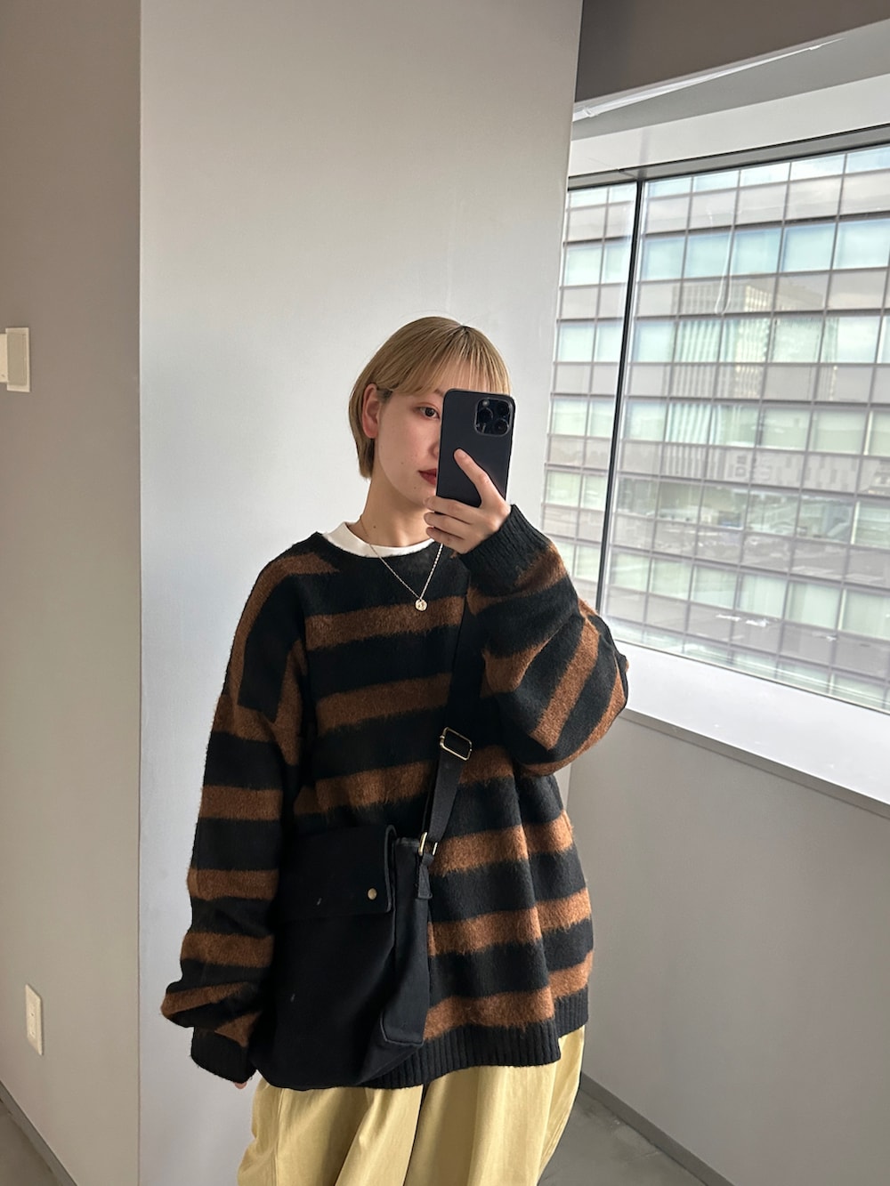 ブラック系のニット/セーターを着用したレディースの冬コーディネートの3枚目の写真