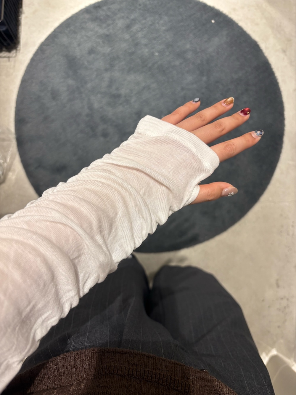 ホワイト系のTシャツ/カットソー、ブラウン系のキャミソール、ブラック系のパンプスを着用したレディースの春コーディネートの3枚目の写真