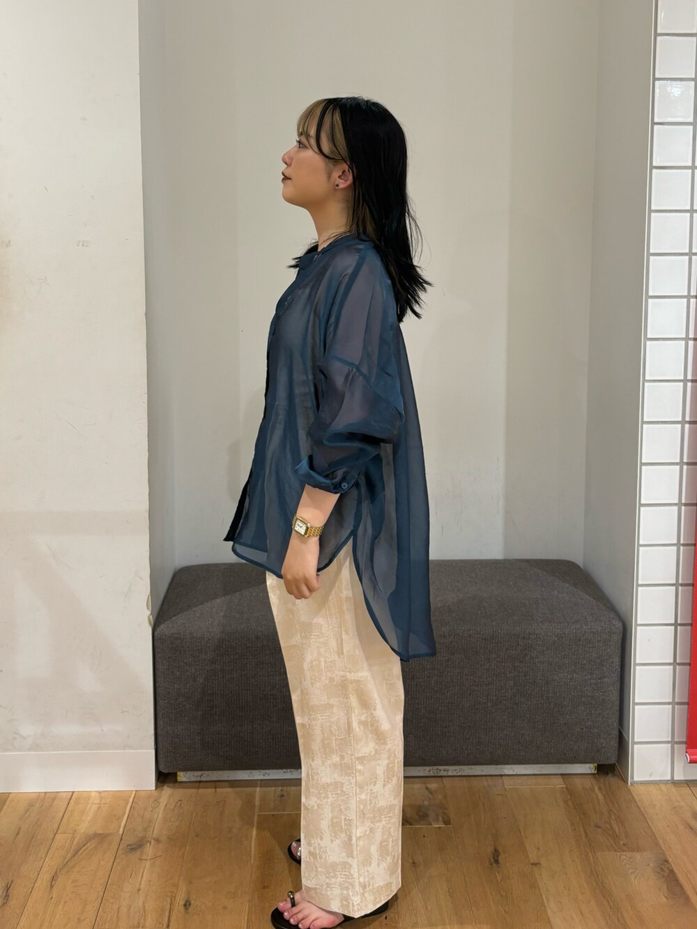 ブルー系のシャツ/ブラウス、ホワイト系のその他パンツ、ブラック系のサンダルを着用したレディースの夏コーディネートの4枚目の写真