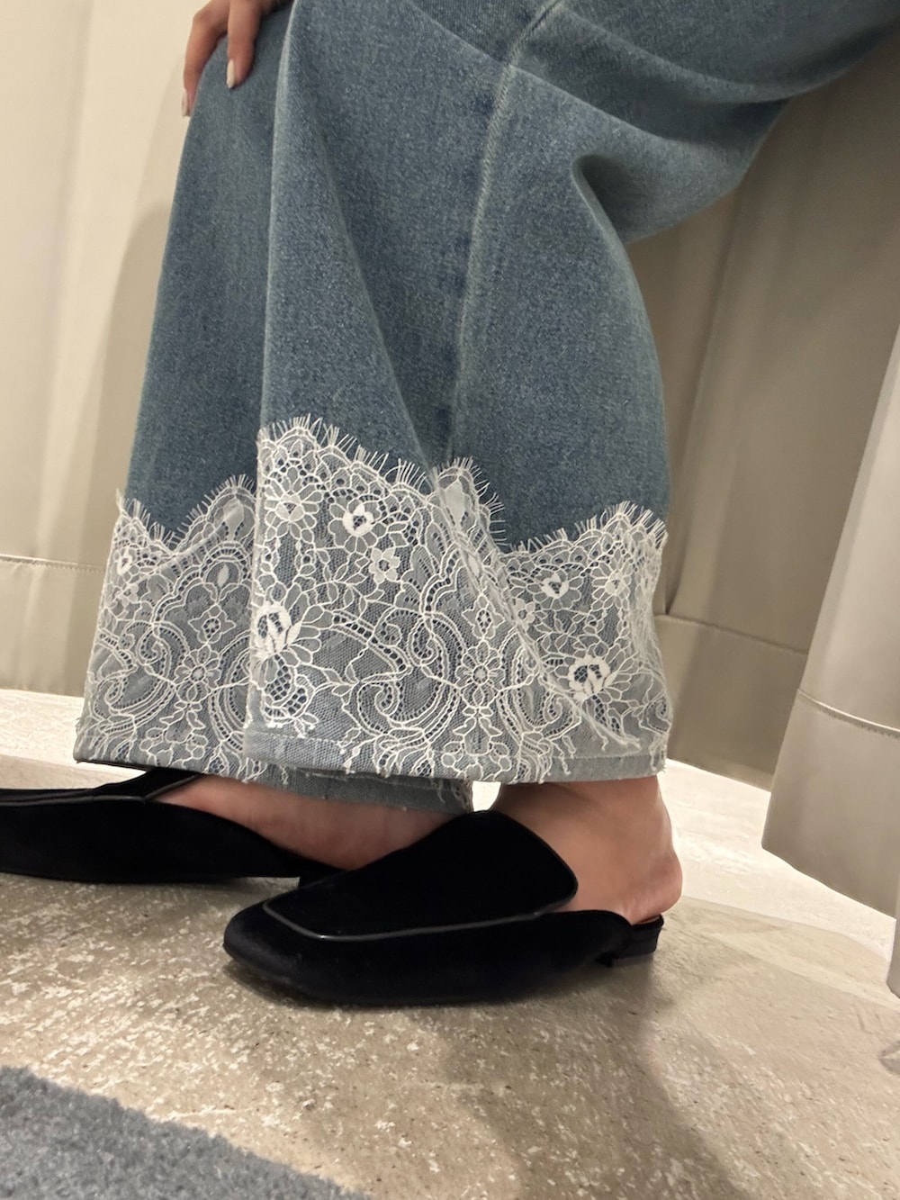 ブラウン系のカーディガン/ボレロ、ブルー系のデニムパンツ、ブラック系のその他シューズを着用したレディースの夏コーディネートの4枚目の写真