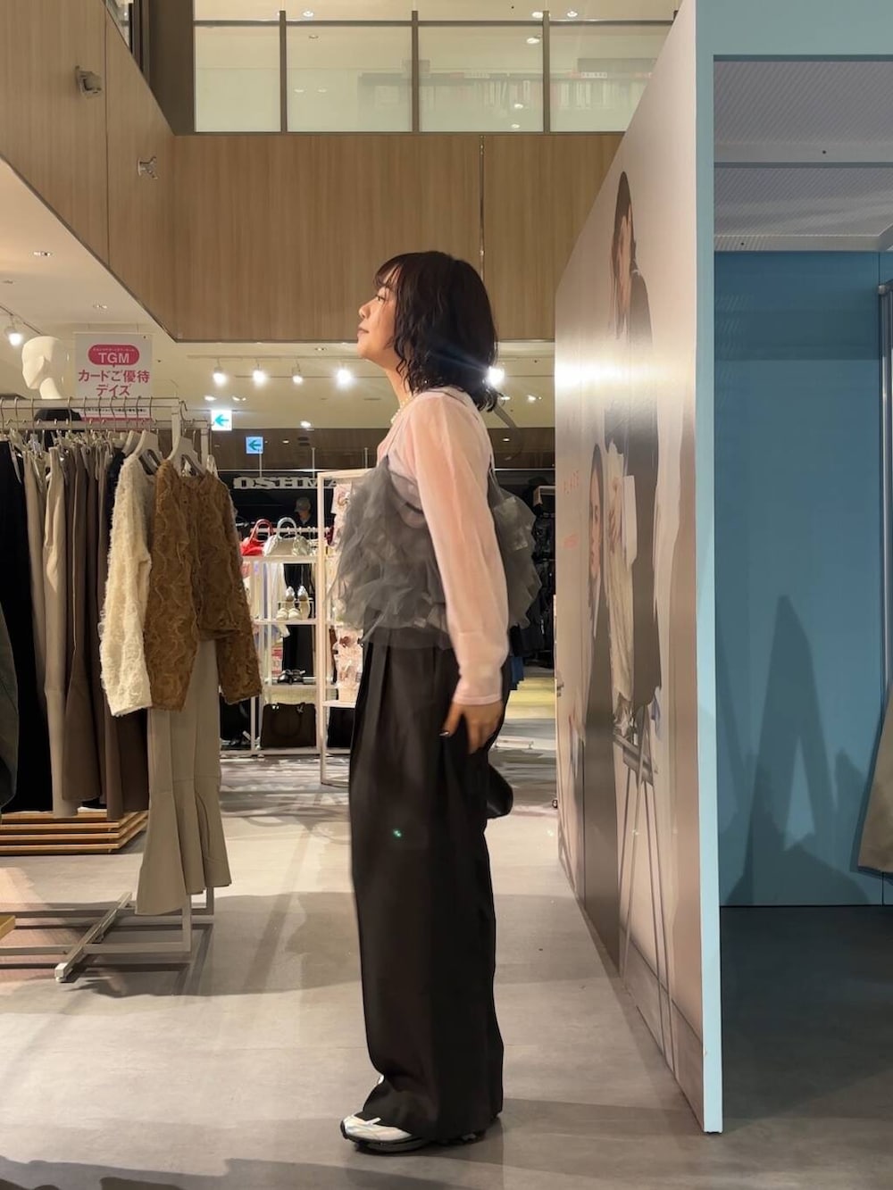 グレー系のその他パンツ、ブラック系のボストンバッグ、グレー系のスニーカーを着用したレディースの春コーディネートの2枚目の写真