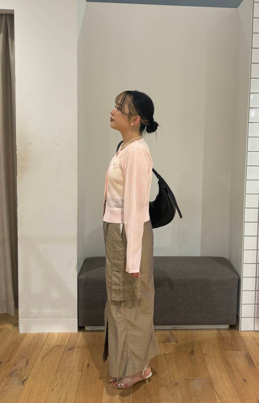 ゴールド系のサンダル、ブラック系のショルダーバッグ、ホワイト系のキャミソールを着用したレディースの夏コーディネートの3枚目の写真