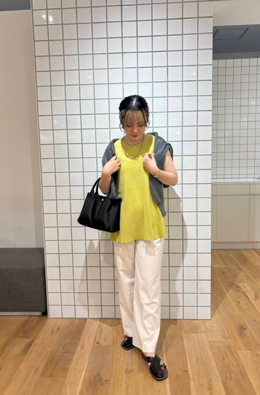 ブラック系のトートバッグ、ホワイト系のその他パンツ、グレー系のカーディガン/ボレロを着用したレディースの夏コーディネートの2枚目の写真