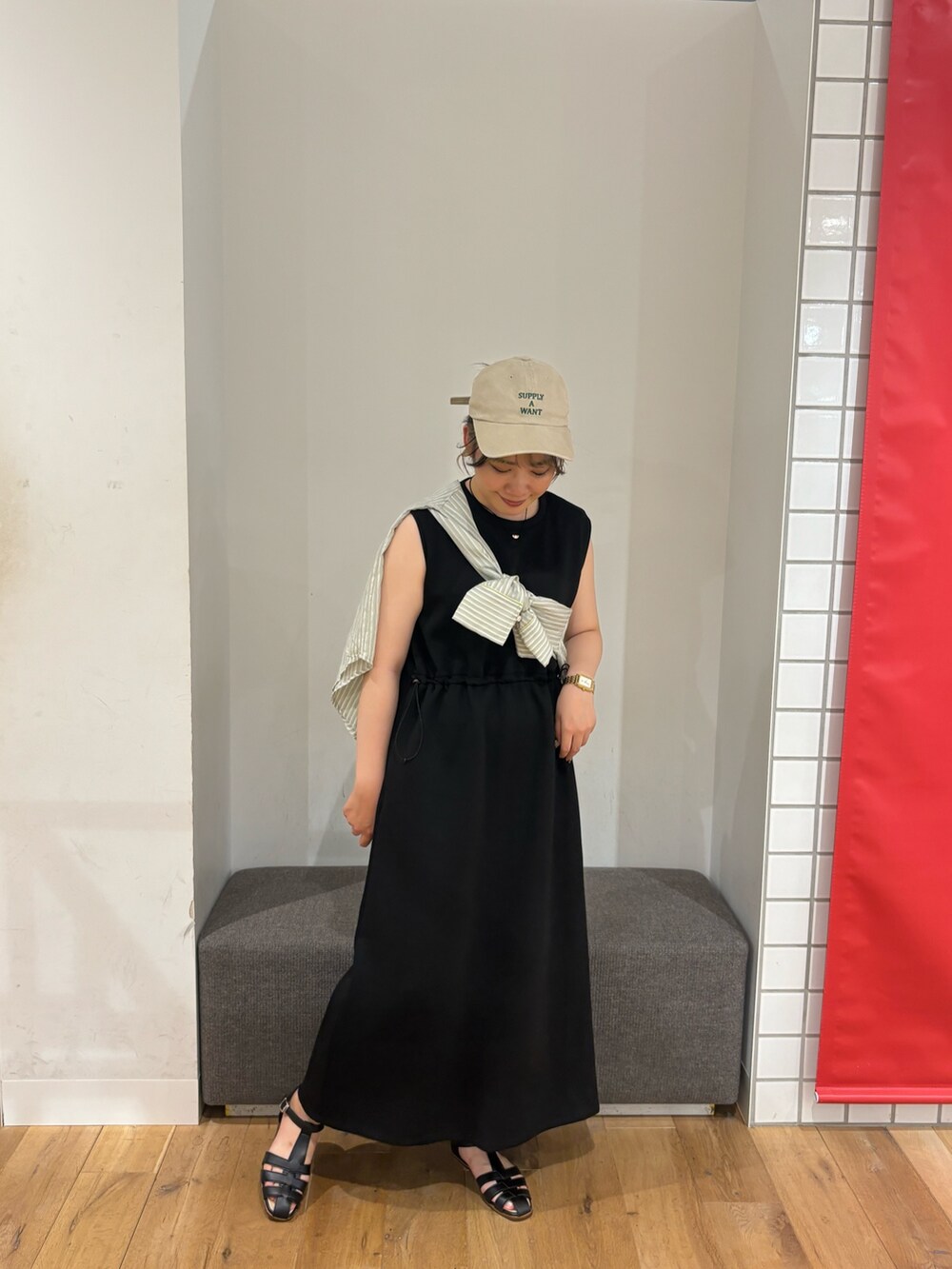 グリーン系のシャツ/ブラウス、ブラック系のワンピース、ブラック系のサンダルを着用したレディースの夏コーディネートの2枚目の写真