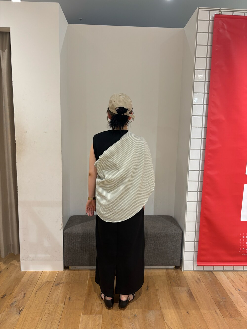 グリーン系のシャツ/ブラウス、ブラック系のワンピース、ブラック系のサンダルを着用したレディースの夏コーディネートの6枚目の写真