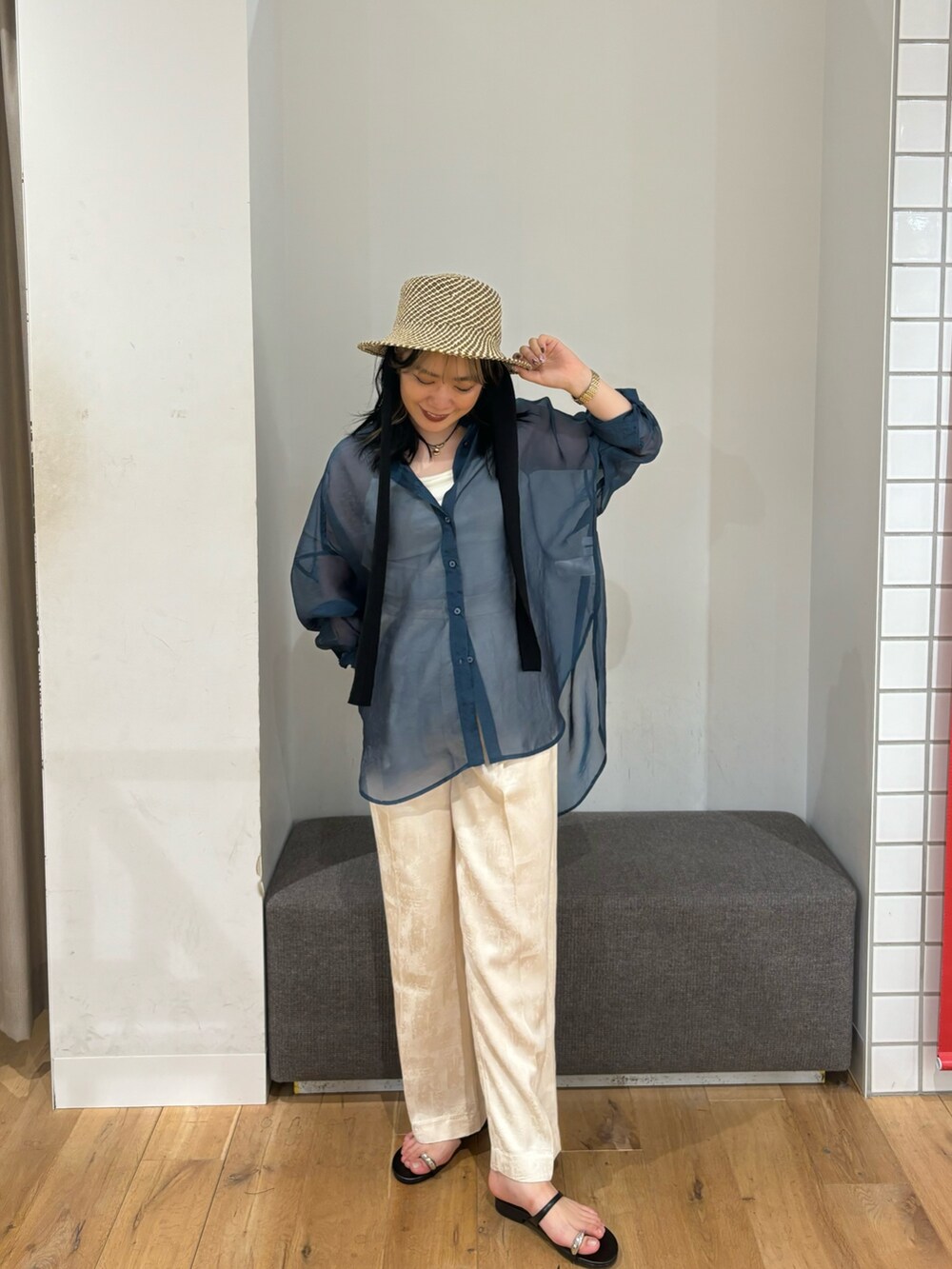 ブルー系のシャツ/ブラウス、ホワイト系のその他パンツ、ブラック系のサンダルを着用したレディースの夏コーディネートの2枚目の写真