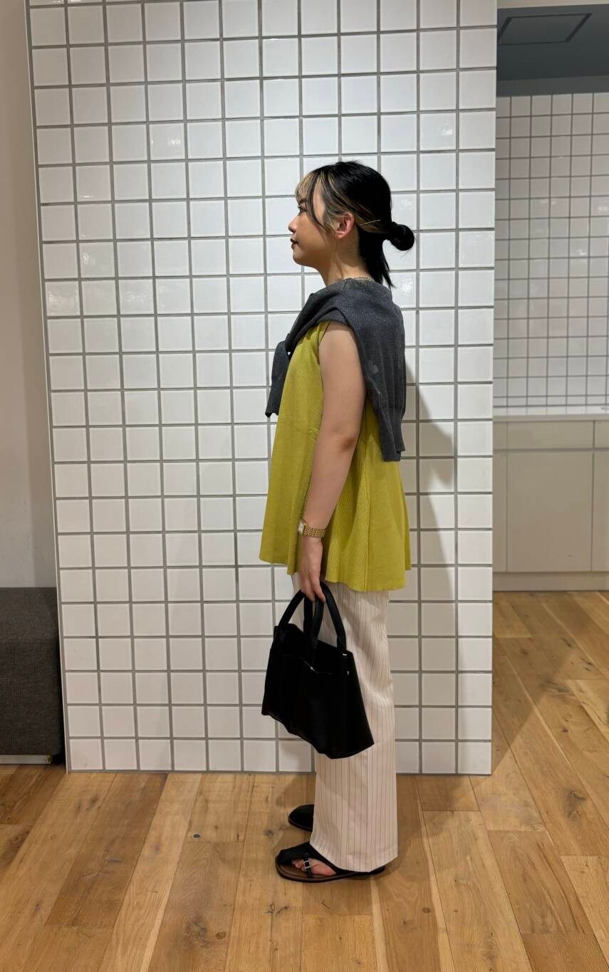 ブラック系のトートバッグ、ホワイト系のその他パンツ、グレー系のカーディガン/ボレロを着用したレディースの夏コーディネートの3枚目の写真