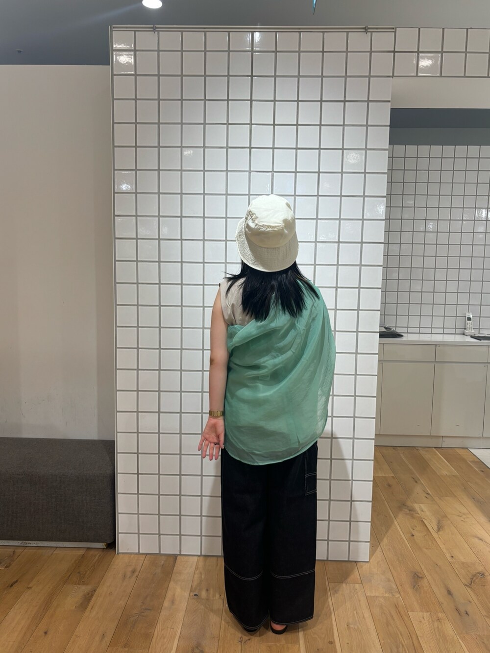 グリーン系のシャツ/ブラウス、グレー系のTシャツ/カットソー、ブラック系のデニムパンツを着用したレディースの夏コーディネートの4枚目の写真