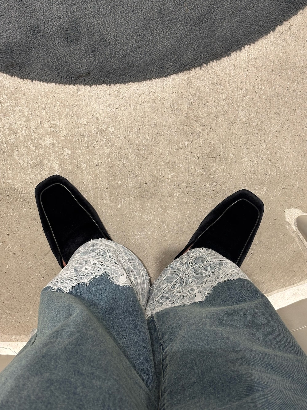 ブラウン系のカーディガン/ボレロ、ブルー系のデニムパンツ、ブラック系のその他シューズを着用したレディースの夏コーディネートの3枚目の写真