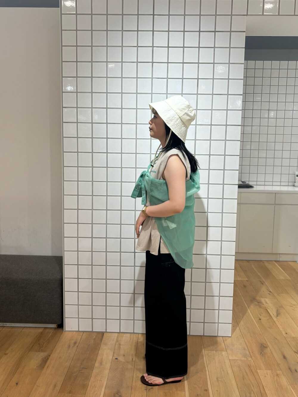 グリーン系のシャツ/ブラウス、グレー系のTシャツ/カットソー、ブラック系のデニムパンツを着用したレディースの夏コーディネートの5枚目の写真