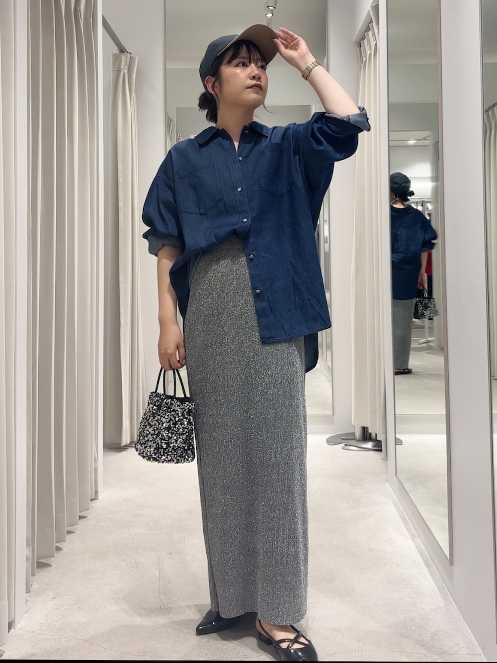 「季節の変わり目羽織コーデ、秋服準備はじめました、シャツスタイル、きれいめカジュアル、ロングスカート、キャップ、秋服、大人カジュアルコーデ、お洒落さんとつながりたい、いいね、save、フォローお願いします🤑、SENSEOFPLACE、骨格ストレート、秋のコーデ、シャツコーデ、ラメ」|「RODE SKOのチェーン付きスパンコールバッグ(ショルダーバッグ、シルバー系)」を使った、ナギサさん(骨格ストレート・レディース・160cm)の秋コーディネートの5枚目の写真