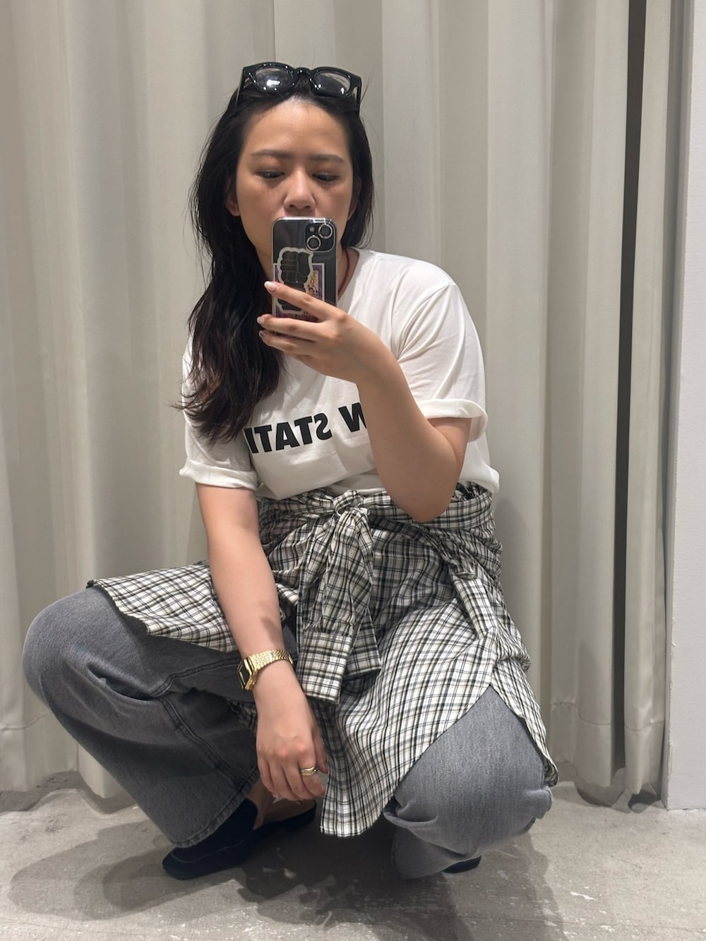 その他のTシャツ/カットソー、ホワイト系のシャツ/ブラウス、グレー系のデニムパンツを着用したレディースの夏コーディネートの3枚目の写真