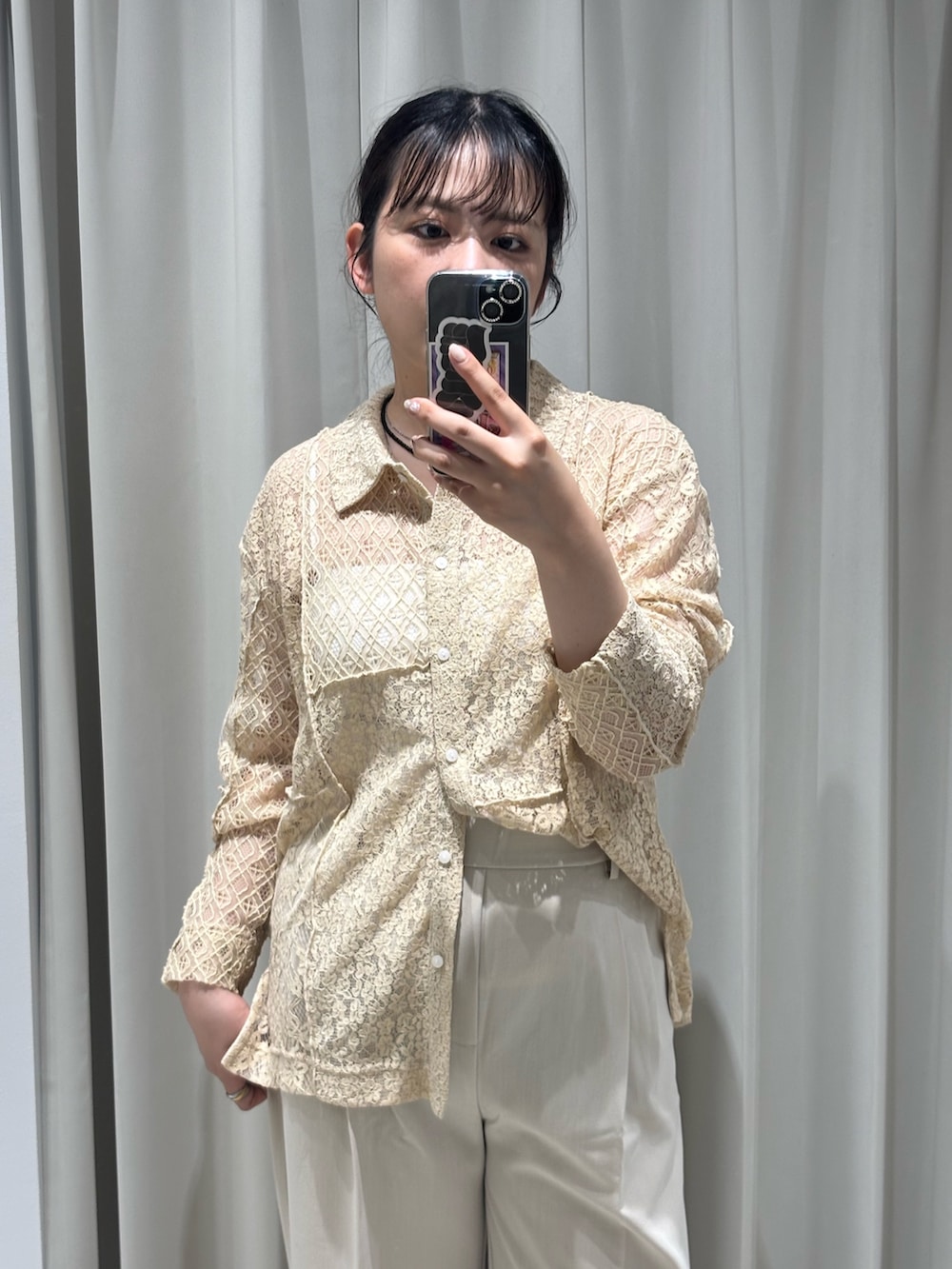 ベージュ系のシャツ/ブラウス、ベージュ系のスラックスを着用したレディースの夏コーディネートの2枚目の写真