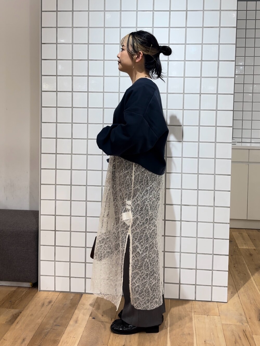 ブルー系のスウェット、その他のTシャツ/カットソー、ホワイト系のワンピースを着用したレディースの秋コーディネートの3枚目の写真