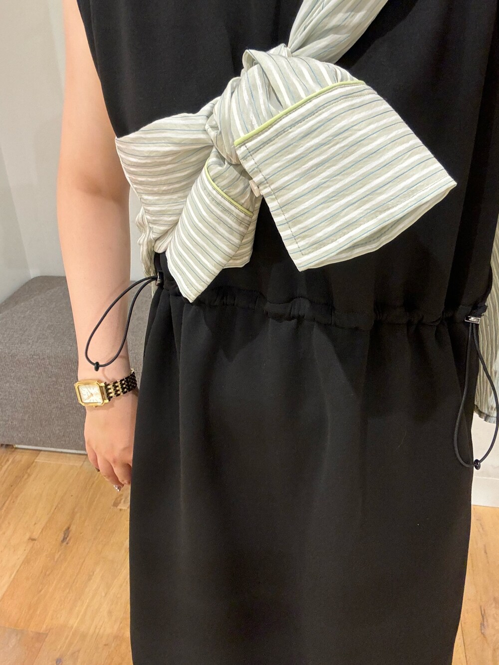 グリーン系のシャツ/ブラウス、ブラック系のワンピース、ブラック系のサンダルを着用したレディースの夏コーディネートの3枚目の写真