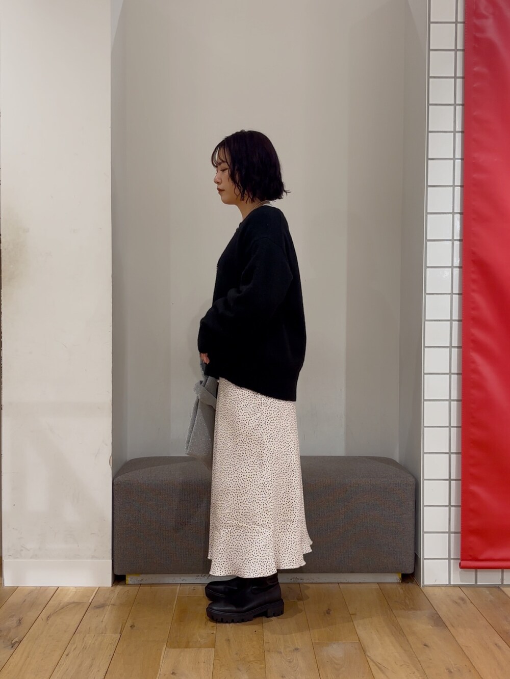 その他のTシャツ/カットソー、ブラック系のニット/セーター、ブラック系のブーツを着用したレディースの冬コーディネートの3枚目の写真