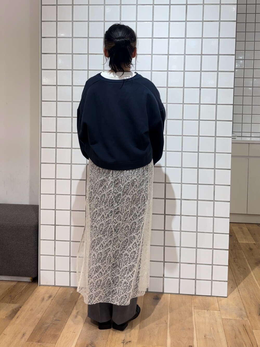 ブルー系のスウェット、その他のTシャツ/カットソー、ホワイト系のワンピースを着用したレディースの秋コーディネートの4枚目の写真