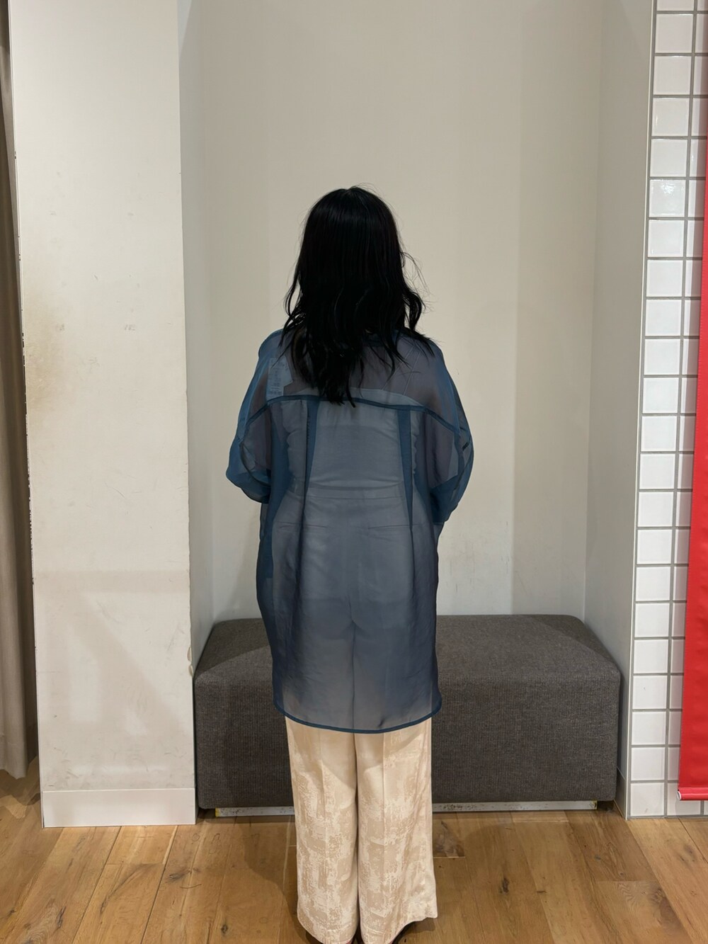 ブルー系のシャツ/ブラウス、ホワイト系のその他パンツ、ブラック系のサンダルを着用したレディースの夏コーディネートの5枚目の写真