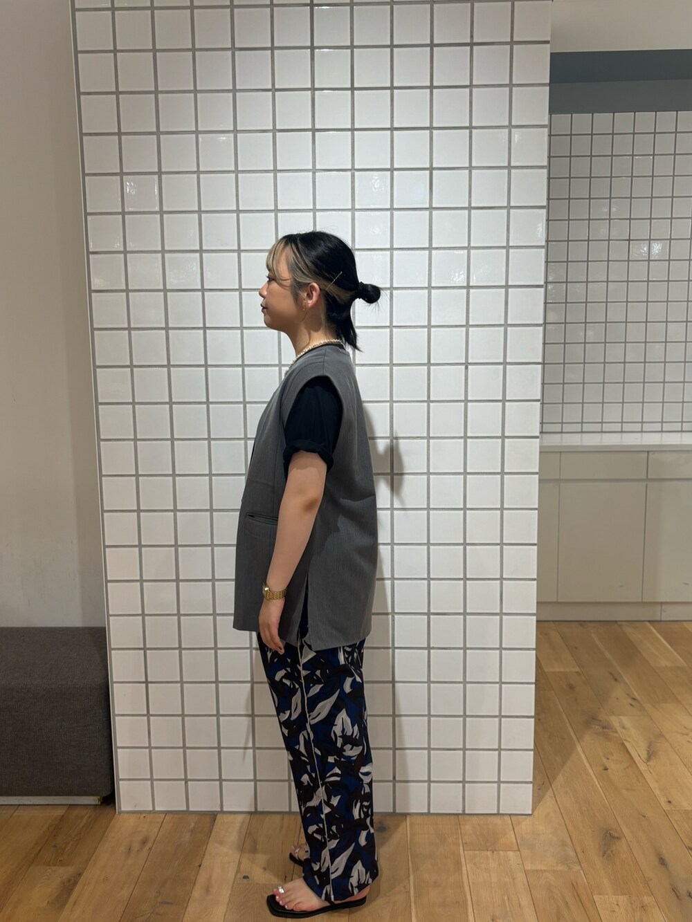 その他のTシャツ/カットソー、グレー系のベスト、ブルー系のその他パンツを着用したレディースの夏コーディネートの4枚目の写真