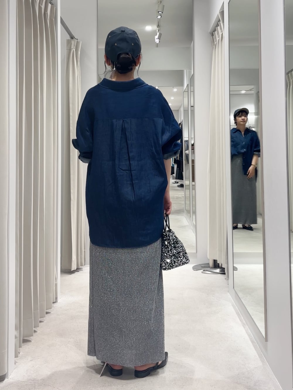 「季節の変わり目羽織コーデ、秋服準備はじめました、シャツスタイル、きれいめカジュアル、ロングスカート、キャップ、秋服、大人カジュアルコーデ、お洒落さんとつながりたい、いいね、save、フォローお願いします🤑、SENSEOFPLACE、骨格ストレート、秋のコーデ、シャツコーデ、ラメ」|「RODE SKOのチェーン付きスパンコールバッグ(ショルダーバッグ、シルバー系)」を使った、ナギサさん(骨格ストレート・レディース・160cm)の秋コーディネートの3枚目の写真