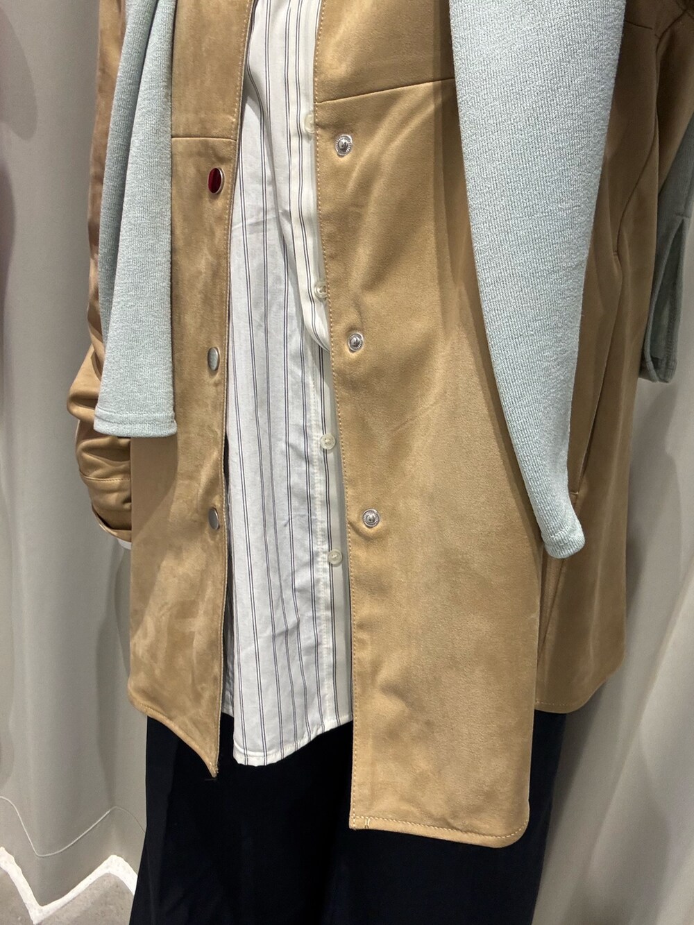 グリーン系のシャツ/ブラウス、ベージュ系のその他アウター、ホワイト系のシャツ/ブラウスを着用したレディースの冬コーディネートの2枚目の写真