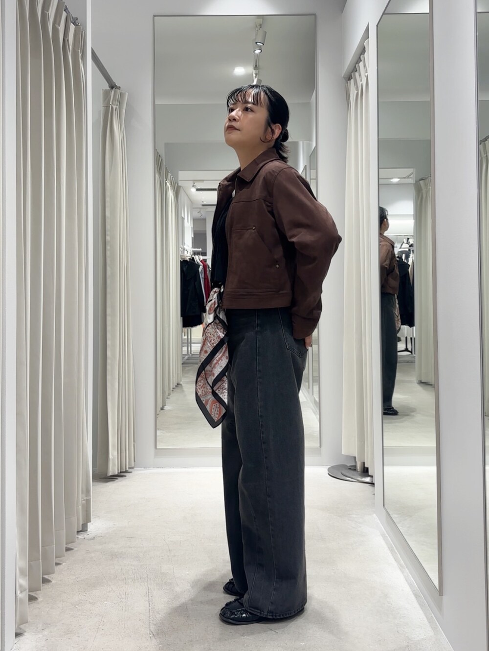 ホワイト系のTシャツ/カットソー、ブラウン系のその他アウター、ブラック系のキャミソールを着用したレディースの秋コーディネートの3枚目の写真