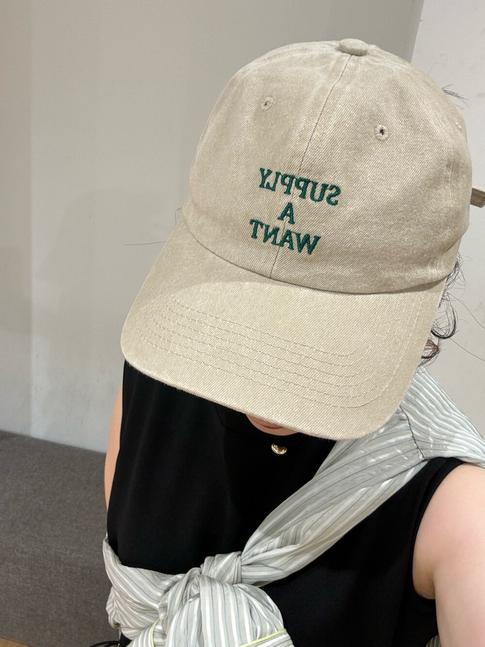 グリーン系のシャツ/ブラウス、ブラック系のワンピース、ブラック系のサンダルを着用したレディースの夏コーディネートの4枚目の写真