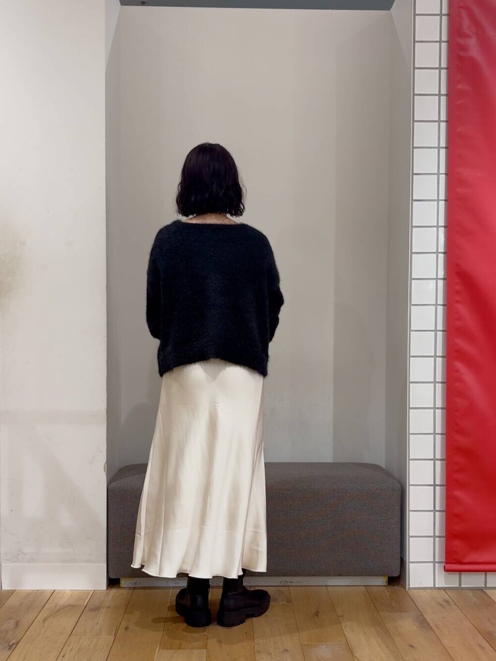 ブラック系のショルダーバッグ、ブラック系のブーツ、ブラック系のカーディガン/ボレロを着用したレディースの冬コーディネートの4枚目の写真